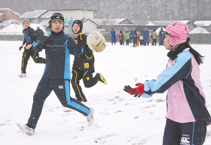 男子中学生に交じって雪中練習する齊藤選手(右)=16日、北見市内 == 株式会社伝書鳩｜経済の伝書鳩｜北見・網走・オホーツクのフリーペーパー ==