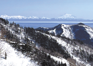 国後島がとても近く見えます。右は島の最高峰・爺爺岳(ちゃちゃだけ、標高1772㍍) == 株式会社伝書鳩｜経済の伝書鳩｜北見・網走・オホーツクのフリーペーパー ==