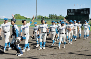 1回戦で釧路江南に勝利し、観客の声援に応える北見柏陽ナイン == 株式会社伝書鳩｜経済の伝書鳩｜北見・網走・オホーツクのフリーペーパー ==