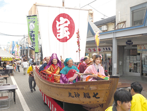 寿大学生扮する七福神 == 株式会社伝書鳩｜経済の伝書鳩｜北見・網走・オホーツクのフリーペーパー ==