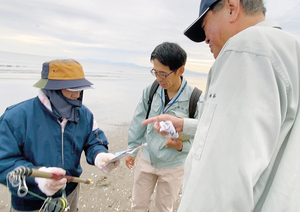 釣り人に強い口調で理解を求める水谷市長(右) == 株式会社伝書鳩｜経済の伝書鳩｜北見・網走・オホーツクのフリーペーパー ==