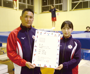 神山監督(左)と表彰状を手にする吉田さん == 株式会社伝書鳩｜経済の伝書鳩｜北見・網走・オホーツクのフリーペーパー ==