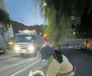 草取りに励む女性(26日午後5時半過ぎに撮影) == 株式会社伝書鳩｜経済の伝書鳩｜北見・網走・オホーツクのフリーペーパー ==