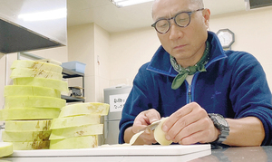 カンピョウ作りに挑戦する記者 == 株式会社伝書鳩｜経済の伝書鳩｜北見・網走・オホーツクのフリーペーパー ==