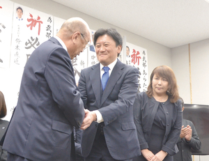 当選を喜ぶ武部氏陣営 == 株式会社伝書鳩｜経済の伝書鳩｜北見・網走・オホーツクのフリーペーパー ==