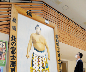 優勝場所肖像画の複製タペストリー == 株式会社伝書鳩｜経済の伝書鳩｜北見・網走・オホーツクのフリーペーパー ==