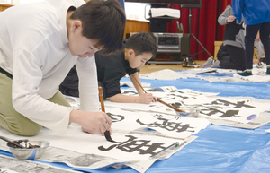 境野公民館で筆を走らせる子ども達 == 株式会社伝書鳩｜経済の伝書鳩｜北見・網走・オホーツクのフリーペーパー ==