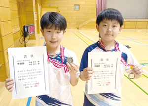 北見市バドミントン少年団の阿部くん(右)と佐藤くん == 株式会社伝書鳩｜経済の伝書鳩｜北見・網走・オホーツクのフリーペーパー ==