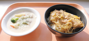 期間限定メニューの「おいもとたまねぎのシチュー」「たまねぎたっぷり親子丼」(左から) == 株式会社伝書鳩｜経済の伝書鳩｜北見・網走・オホーツクのフリーペーパー ==