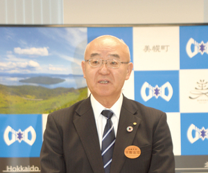 説明する平野町長 == 株式会社伝書鳩｜経済の伝書鳩｜北見・網走・オホーツクのフリーペーパー ==