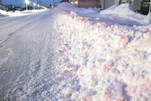 訓子府町の町道除雪後、高く積まれた住宅間口の雪(9日午前6時40分頃撮影) == 株式会社伝書鳩｜経済の伝書鳩｜北見・網走・オホーツクのフリーペーパー ==