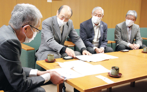 伊田訓子府町長に資料を渡し説明する飯田会長(写真左から2人目)ら期成会役員 == 株式会社伝書鳩｜経済の伝書鳩｜北見・網走・オホーツクのフリーペーパー ==