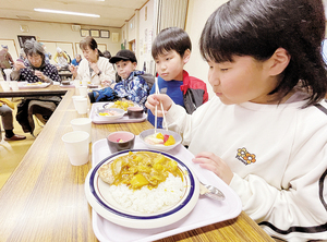 食事を楽しむ子ども達 == 株式会社伝書鳩｜経済の伝書鳩｜北見・網走・オホーツクのフリーペーパー ==