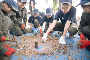 ウチダザリガニを金づちで砕く生徒たち == 株式会社伝書鳩｜経済の伝書鳩｜北見・網走・オホーツクのフリーペーパー ==