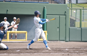 北見工業戦で先制の右前適時打を放つ北見柏陽の菅原選手 == 株式会社伝書鳩｜経済の伝書鳩｜北見・網走・オホーツクのフリーペーパー ==