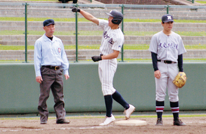 5回に先制の3塁打を放ち、塁上でガッツポーズをする網走南ケ丘の佐藤選手 == 株式会社伝書鳩｜経済の伝書鳩｜北見・網走・オホーツクのフリーペーパー ==