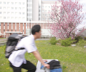 半袖姿で軽快に下校(12日午後3時50分頃、小公園前) == 株式会社伝書鳩｜経済の伝書鳩｜北見・網走・オホーツクのフリーペーパー ==