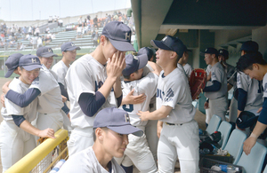 試合終了後に健闘をたたえ合う北見北斗の選手たち == 株式会社伝書鳩｜経済の伝書鳩｜北見・網走・オホーツクのフリーペーパー ==