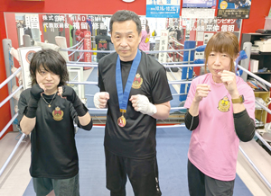 優勝した「北見玉ねぎ」吉本さん(中央)と「北見焼肉」の里見さん(右)、水澤さん(左) == 株式会社伝書鳩|経済の伝書鳩|北見・網走・オホーツクのフリーペーパー ==