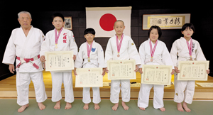 左から北見柔道連盟の武藤会長、服部くん、田島さん、宮田くん、仙石さん、菅原さん == 株式会社伝書鳩|経済の伝書鳩|北見・網走・オホーツクのフリーペーパー ==