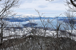 和琴半島と中島、藻琴山を1枚に収められた岩田主山(3月16日撮影) == 株式会社伝書鳩｜経済の伝書鳩｜北見・網走・オホーツクのフリーペーパー ==