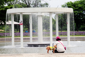 稼働開始も閑散とした香りゃんせ公園の噴水(5月29日) == 株式会社伝書鳩｜経済の伝書鳩｜北見・網走・オホーツクのフリーペーパー ==