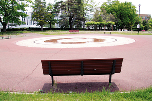 人影もなく、日差しが照りつける小公園(5月30日) == 株式会社伝書鳩｜経済の伝書鳩｜北見・網走・オホーツクのフリーペーパー ==