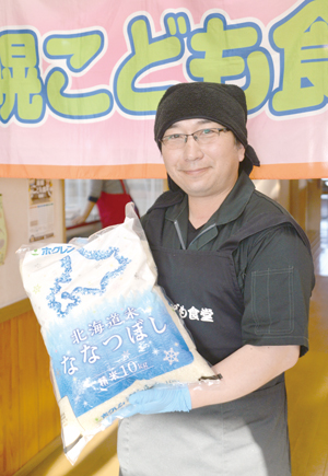寄贈に感謝する美幌こども食堂代表・大屋さん == 株式会社伝書鳩｜経済の伝書鳩｜北見・網走・オホーツクのフリーペーパー ==