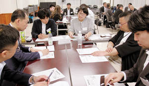 グループ討議でアイデアを出し合った == 株式会社伝書鳩|経済の伝書鳩|北見・網走・オホーツクのフリーペーパー ==