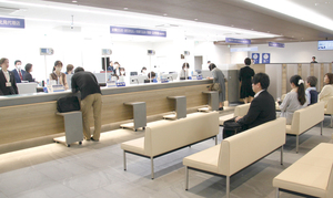 落ち着いた雰囲気の1階フロア == 株式会社伝書鳩｜経済の伝書鳩｜北見・網走・オホーツクのフリーペーパー ==