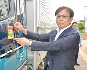 事業車両などにステッカーを貼り運動をPR == 株式会社伝書鳩|経済の伝書鳩|北見・網走・オホーツクのフリーペーパー ==