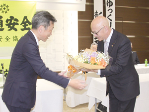 14年間会長を務めた河合氏(右)に花束を贈る渡部新会長(左) == 株式会社伝書鳩|経済の伝書鳩|北見・網走・オホーツクのフリーペーパー ==