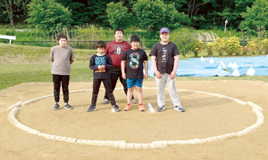 温水プール横に完成した土俵 == 株式会社伝書鳩|経済の伝書鳩|北見・網走・オホーツクのフリーペーパー ==