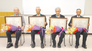 特別表彰を受けた野上さん、北川さん、角丸さん、斉藤さん(左から) == 株式会社伝書鳩|経済の伝書鳩|北見・網走・オホーツクのフリーペーパー ==