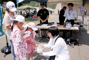 挨拶し、隊員からシールをもらう子ども達 == 株式会社伝書鳩|経済の伝書鳩|北見・網走・オホーツクのフリーペーパー ==