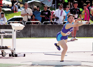 女子砲丸投げで優勝した田辺采子選手 == 株式会社伝書鳩|経済の伝書鳩|北見・網走・オホーツクのフリーペーパー ==
