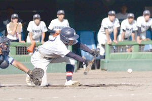 滝川西戦5回、低めの難しい球をスクイズする北見北斗の根本凌選手 == 株式会社伝書鳩｜経済の伝書鳩｜北見・網走・オホーツクのフリーペーパー ==
