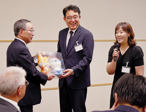 互いにプレゼントを交換 == 株式会社伝書鳩|経済の伝書鳩|北見・網走・オホーツクのフリーペーパー ==
