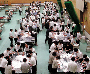 冷房がなく暑い中の開票作業(20日午後9時15分頃、道立北見体育センター) == 株式会社伝書鳩｜経済の伝書鳩｜北見・網走・オホーツクのフリーペーパー ==