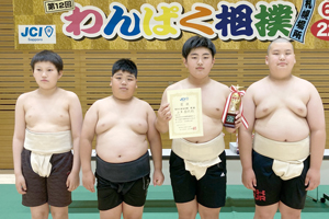 左から増田くん、梅田くん、永澤くん、中武くん == 株式会社伝書鳩｜経済の伝書鳩｜北見・網走・オホーツクのフリーペーパー ==