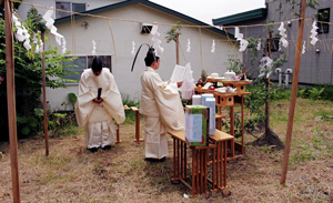 造営予定地で地鎮祭を執り行った == 株式会社伝書鳩|経済の伝書鳩|北見・網走・オホーツクのフリーペーパー ==