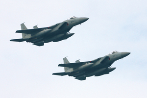 7月26日に網走上空を飛行するF-15(読者提供) == 株式会社伝書鳩｜経済の伝書鳩｜北見・網走・オホーツクのフリーペーパー ==