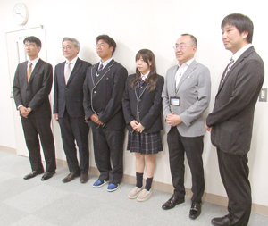 佐々木教育長を表敬訪問し、記念写真に収まる髙橋さん(写真右から3人目)と工藤さん(同4人目) == 株式会社伝書鳩|経済の伝書鳩|北見・網走・オホーツクのフリーペーパー ==