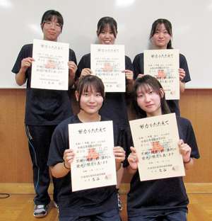 前列左から伊東さん、中尾さん、後列左から那須さん、井上さん、工藤さん == 株式会社伝書鳩|経済の伝書鳩|北見・網走・オホーツクのフリーペーパー ==