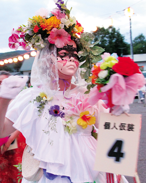 フリフリ、カラフルに手の込んだ衣装とメーク。本人は「そんなに(お金)掛かっていません」 == 株式会社伝書鳩｜経済の伝書鳩｜北見・網走・オホーツクのフリーペーパー ==