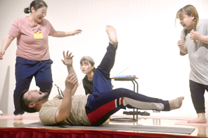 「オレ・オレ・オレ」を熱演する演劇集団タカクト == 株式会社伝書鳩｜経済の伝書鳩｜北見・網走・オホーツクのフリーペーパー ==