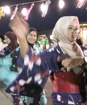 技能実習生達もみんな笑顔。インドネシアではこんなフェスティバルはないそうです。「BONODORI楽しい」 == 株式会社伝書鳩｜経済の伝書鳩｜北見・網走・オホーツクのフリーペーパー ==
