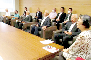 計画の撤回を求める要望書を提出する北見市老人クラブ連合会の役員ら == 株式会社伝書鳩|経済の伝書鳩|北見・網走・オホーツクのフリーペーパー ==