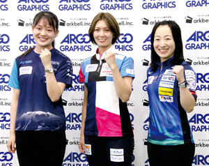 健闘を誓うSC軽井沢クラブの上野美優選手とフォルティウスの吉村紗也香選手、ロコ・ソラーレの藤澤五月選手(左から) == 株式会社伝書鳩|経済の伝書鳩|北見・網走・オホーツクのフリーペーパー ==