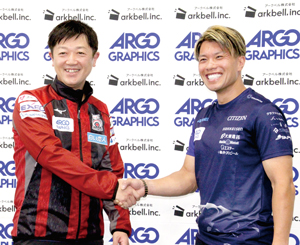 握手を交わすコンサドーレの阿部晋也選手(左)とSC軽井沢クラブの山口剛史選手 == 株式会社伝書鳩|経済の伝書鳩|北見・網走・オホーツクのフリーペーパー ==